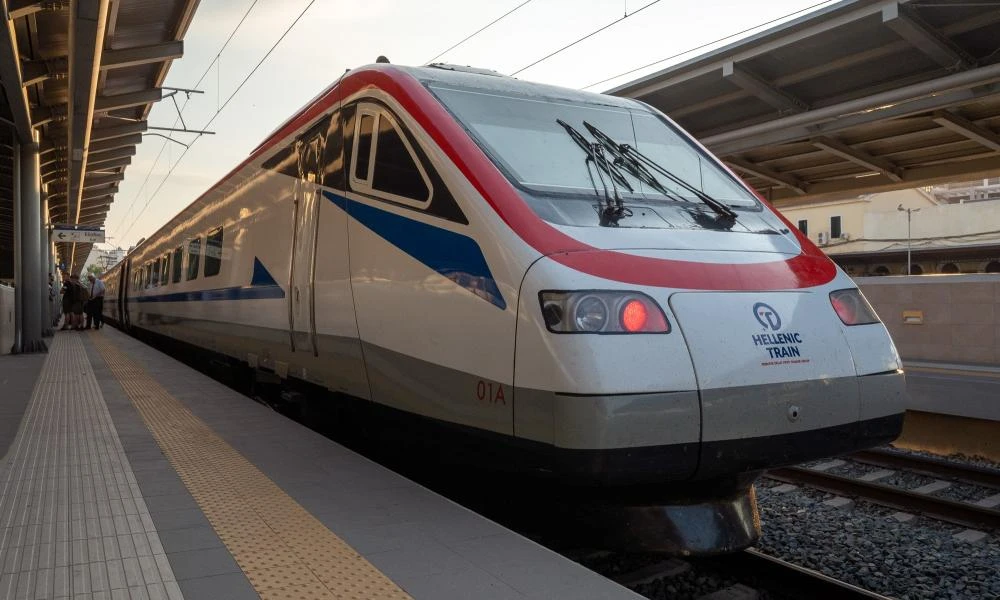 Βίντεο-Σοκ! Τρένο στην Ημαθία πέρασε από διάβαση με ανεβασμένες μπάρες-Από θαύμα γλύτωσαν οι οδηγοί